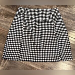 Love on a Hanger Black & White Plaid Mini Skirt – Size 3